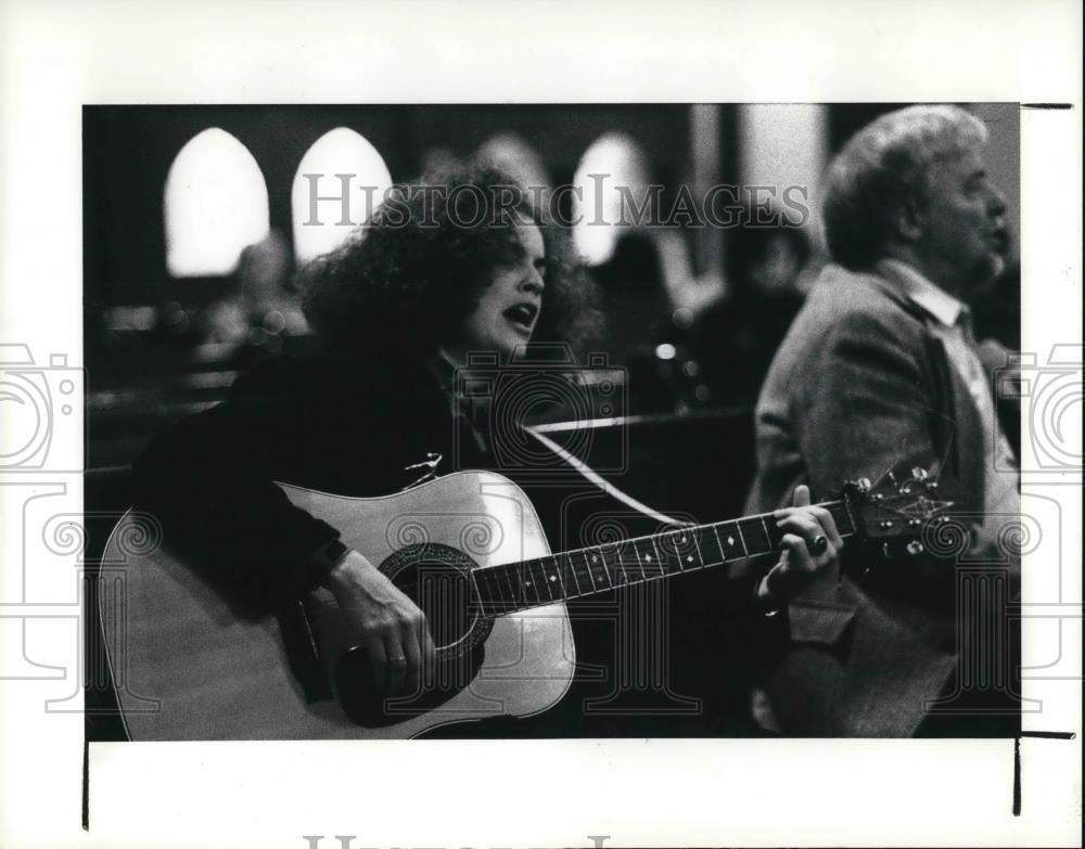 1990 Press Photo Stephanie Morrison-Hrbek sings at Bethnay Presbyterian Church - Historic Images