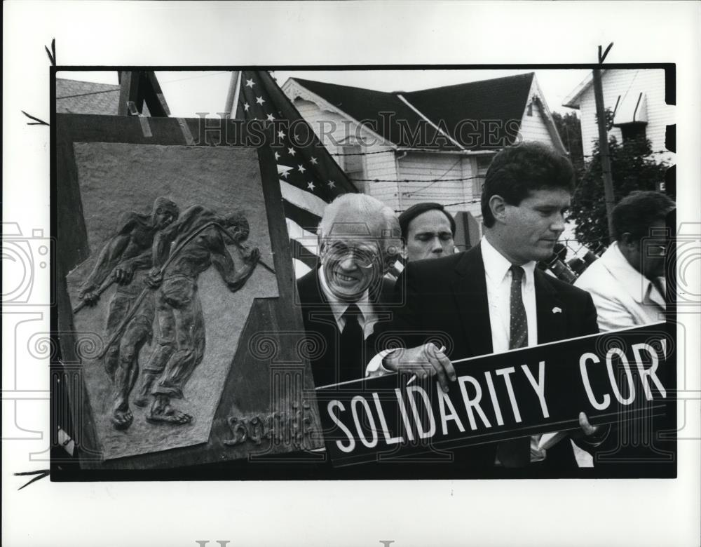 1988 Press Photo Sen. Metzenbaum holding a placcard with Councilman Ed Rybka - Historic Images