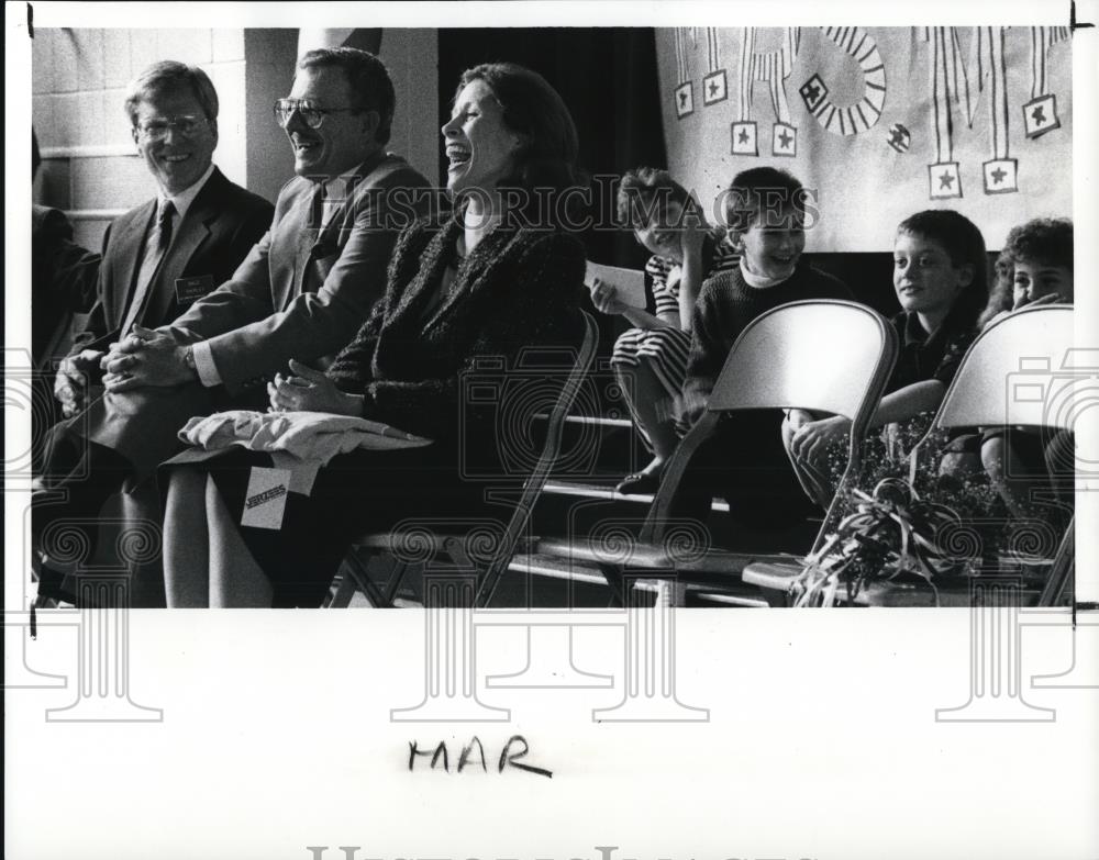 1990 Press Photo Mrs. Marilyn Quayle Laughs at Watson Elementary School - Historic Images