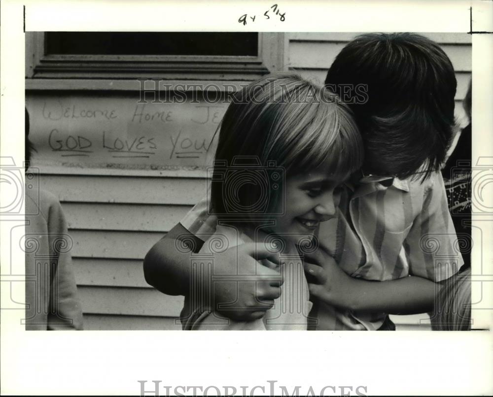 1991 Press Photo Jessica Repp gets one of the many hugs from friends - Historic Images