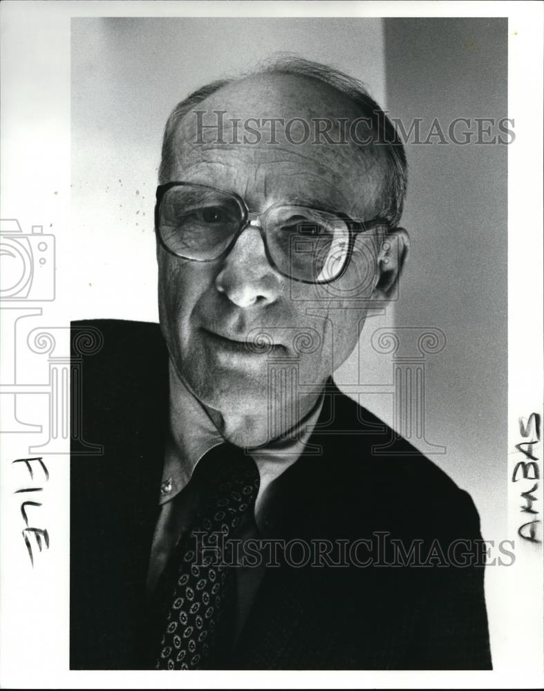 1989 Press Photo Morocco former ambassador, Richard Parker - Historic Images