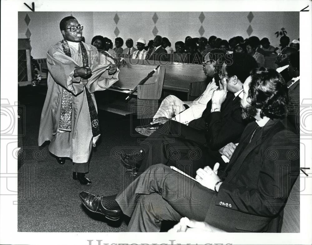 1987 Press Photo Rev. Onyealilachi F. O. Nwoku shakes his fist - Historic Images