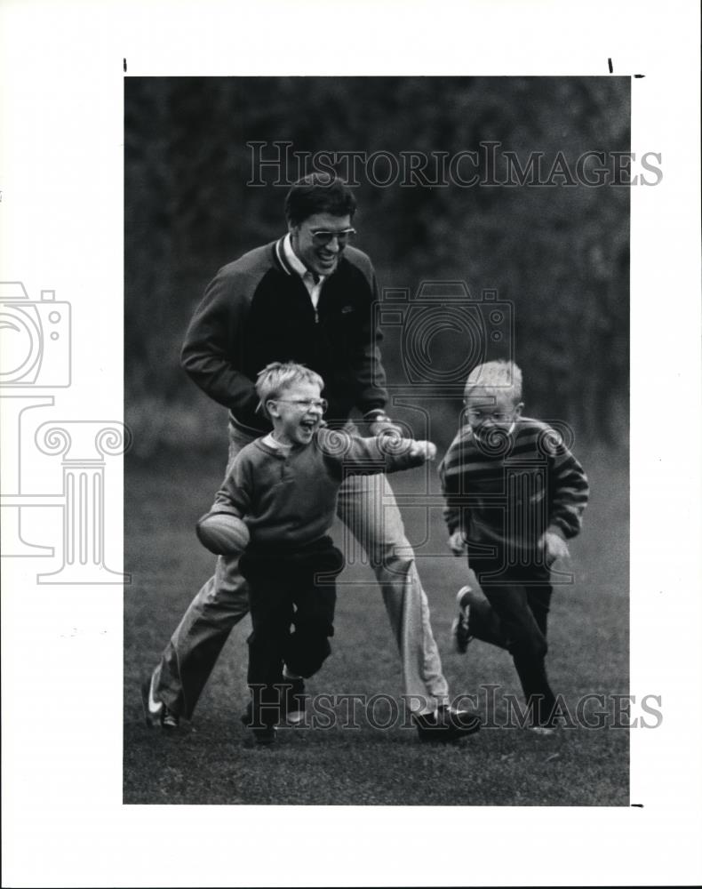 1990 Press Photo David, brother Jeff and father Rob Hardesty play football - Historic Images