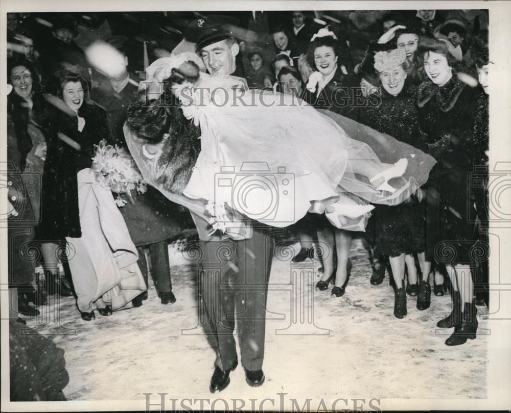 1944 Press Photo of Miss Martha Jackson and PFC. Thomas Patrick Tobin. - Historic Images