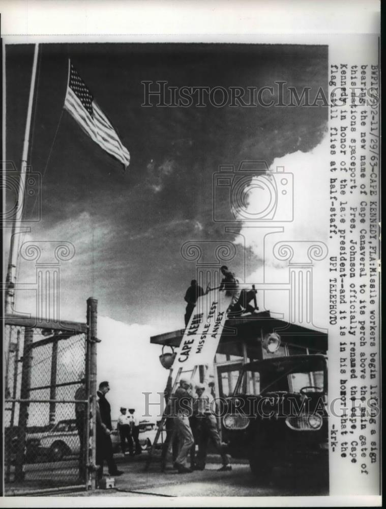 1963 Press Photo Missile workers begin lifting a sign bearing a new name - Historic Images