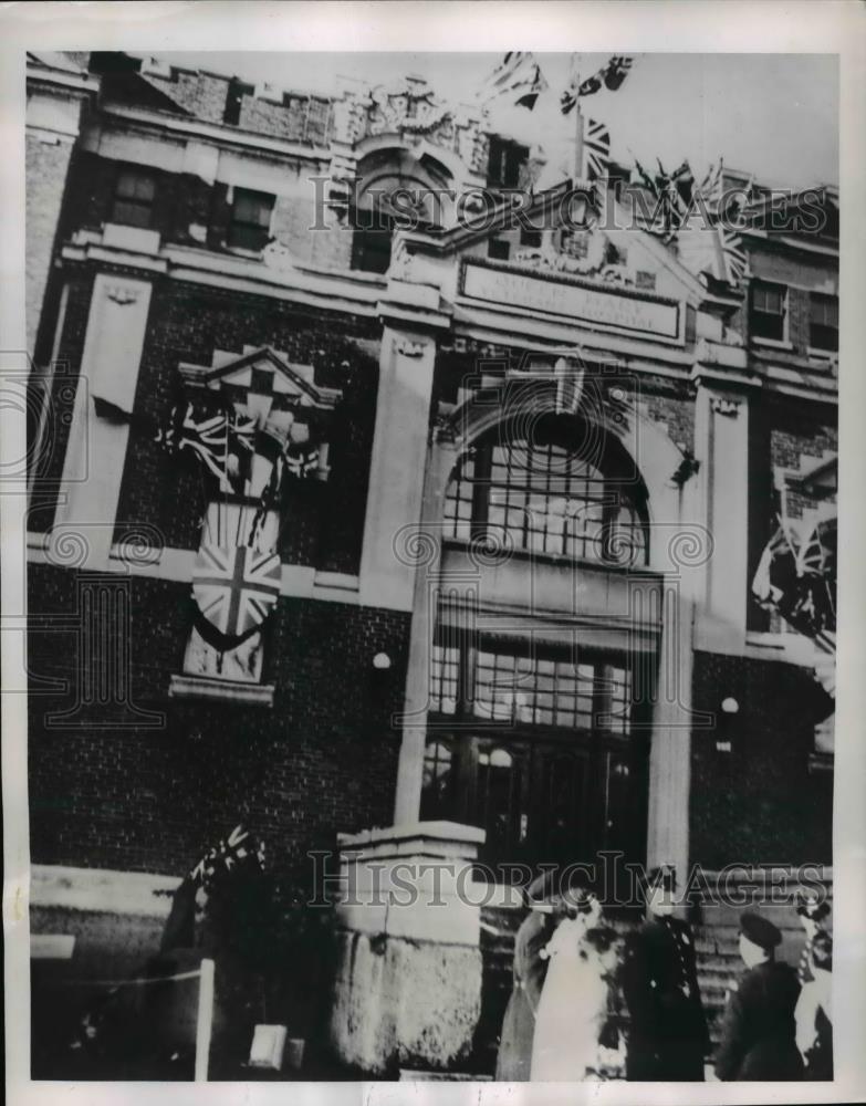 1951 Press Photo of the entrance of Queen Mary Veterans Hospital. - Historic Images