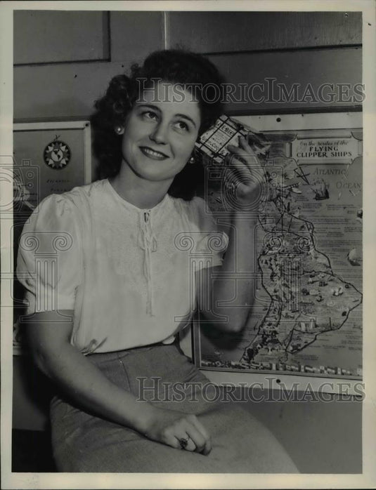 1945 Press Photo Lorene Williams & queen beees for delivery to Venezuela - Historic Images