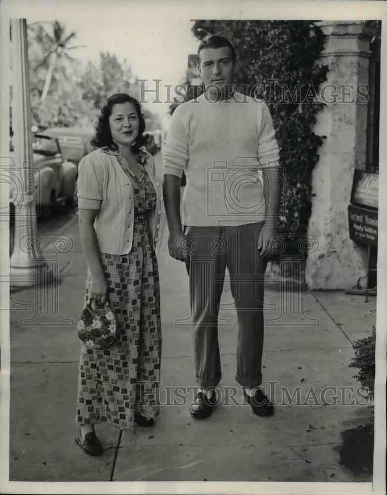 1939 Press Photo Miss Eleanor Young &amp; Robert O Bacon Jr Shopping in Palm Beach - Historic Images