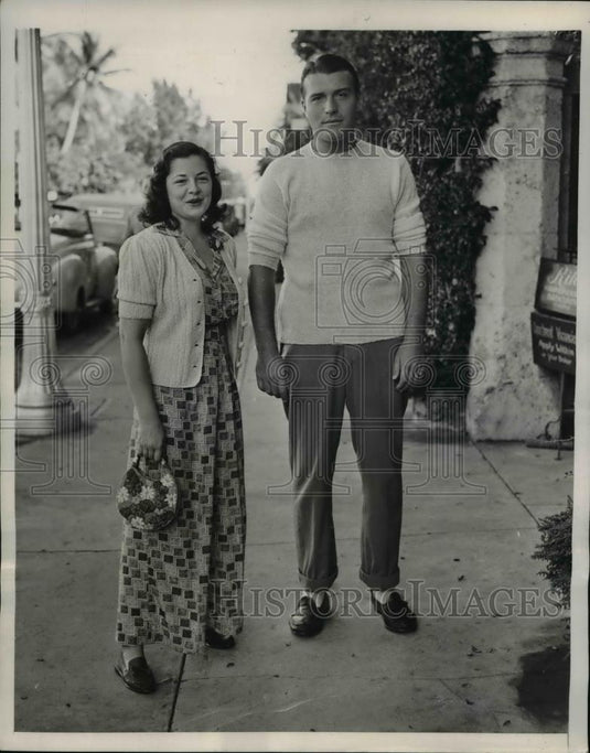 1939 Press Photo Miss Eleanor Young & Robert O Bacon Jr Shopping in Palm Beach - Historic Images