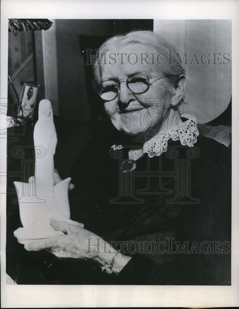 1953 Press Photo Mrs Anna S Dryfuse with Religious Statue is 102 in Philadelphia - Historic Images