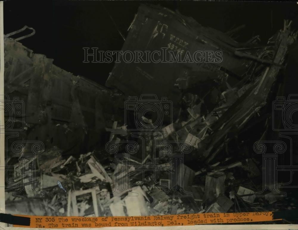 1942 Press Photo Wreck of freight &amp; passenger trains at Darby Pa - Historic Images