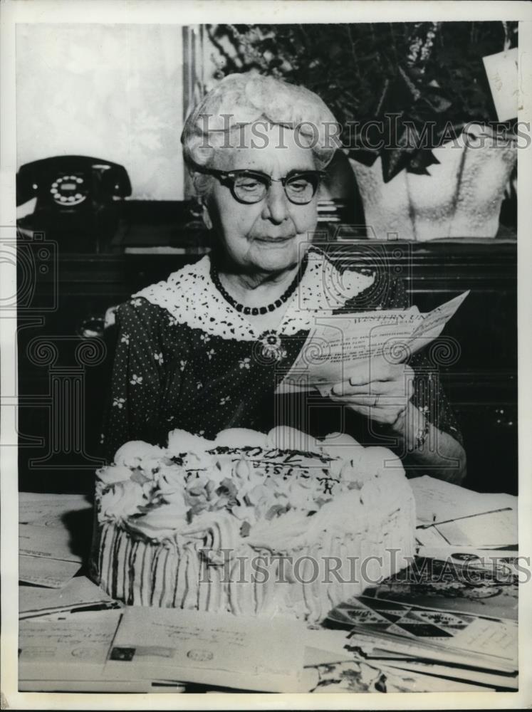 1958 Press Photo Mrs Lina Berg Celebrates 100th Birthday in Chicago - Historic Images