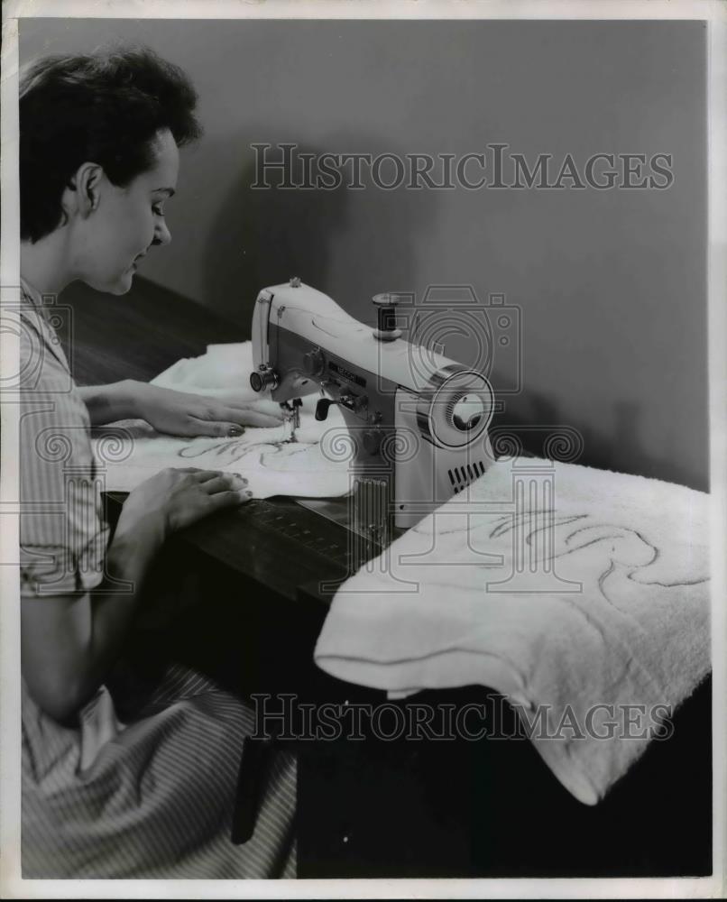 1955 Press Photo Sewing Machine - Historic Images