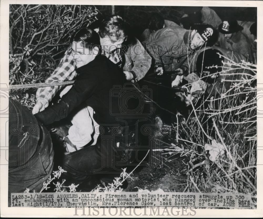 1949 Press Photo La Calif rescue workers with woman from auto crash - Historic Images