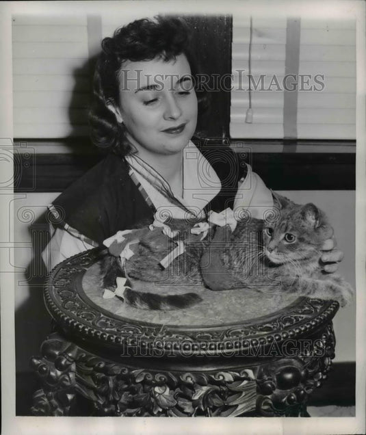 1953 Press Photo Chicago Betty Biami & a cat with nine tails on it - Historic Images