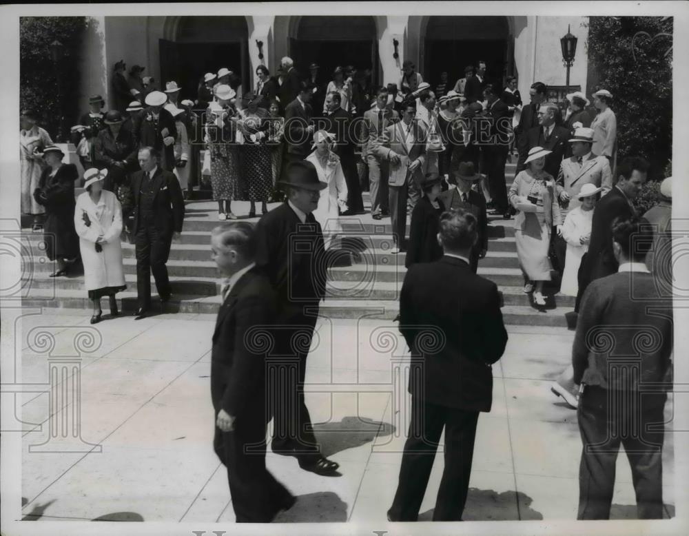 1935 Press Photo Scene after mass on Easter Sunday at Sacred Heart Church - Historic Images