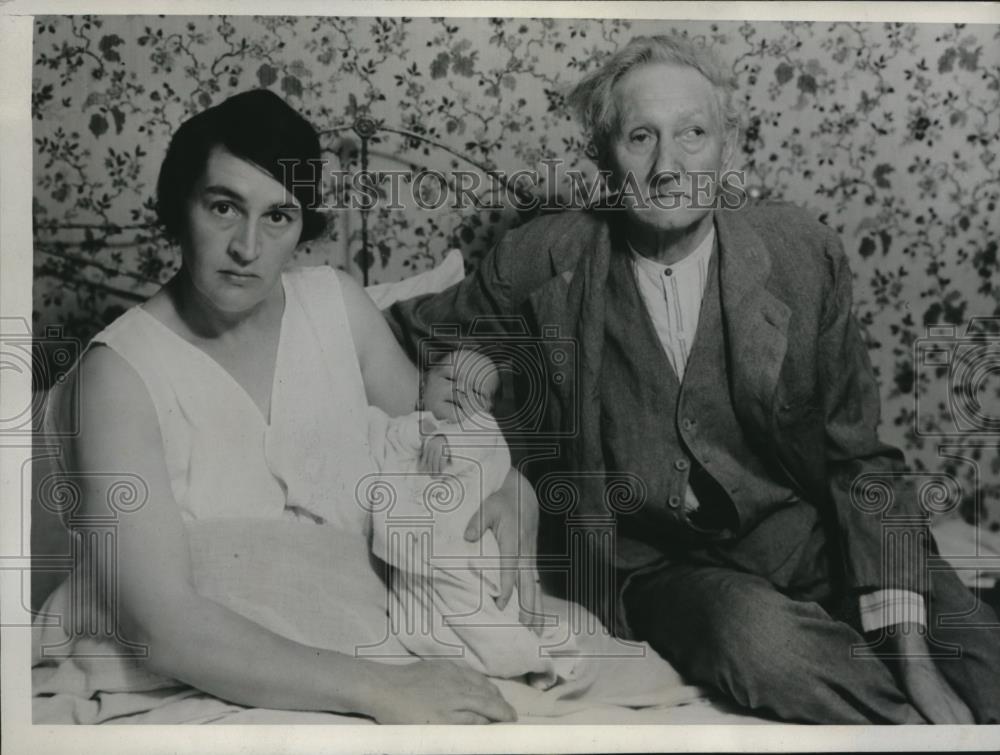 1934 Press Photo John Kirlin,78, and his wife Etta Kirlin,35,with their baby - Historic Images