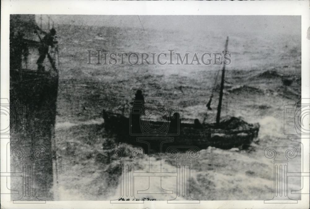 1942 Press Photo Portuguese Cod Fishing Boat Rescues 4 Belgians From Torpedoed - Historic Images