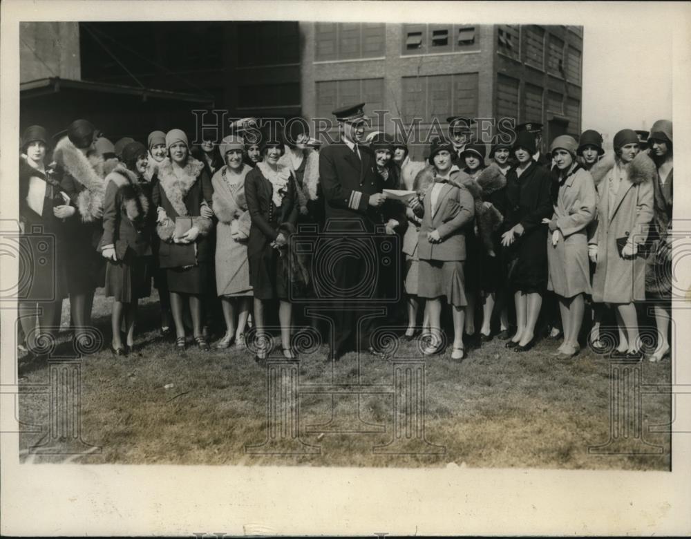 1928 Press Photo of society debutantes inviting Rear Admiral Louis de Steiguer - Historic Images