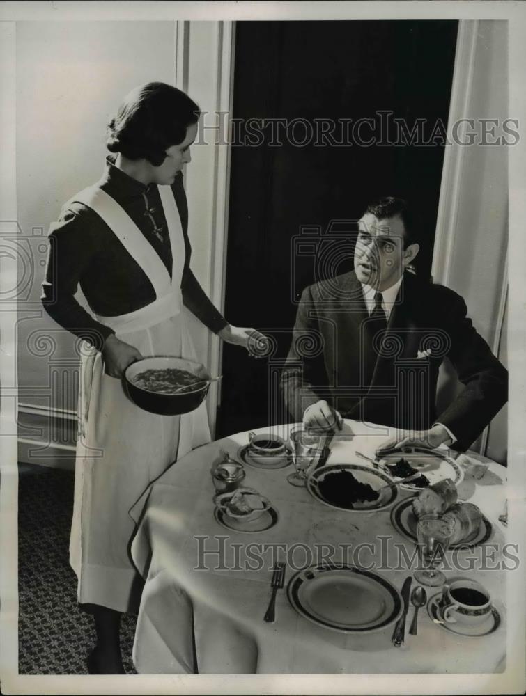 1937 Press Photo A husband criticizing his wife's cooking over dinner - Historic Images