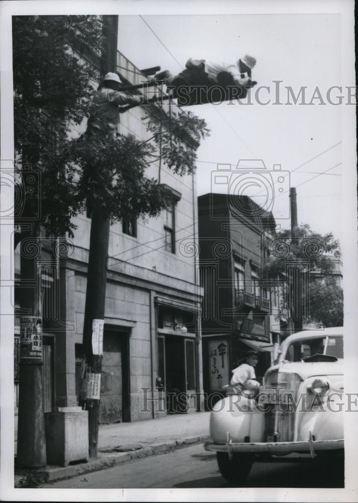 1952 Press Photo Tokyo Painters Paint Traffic Signal - Historic Images