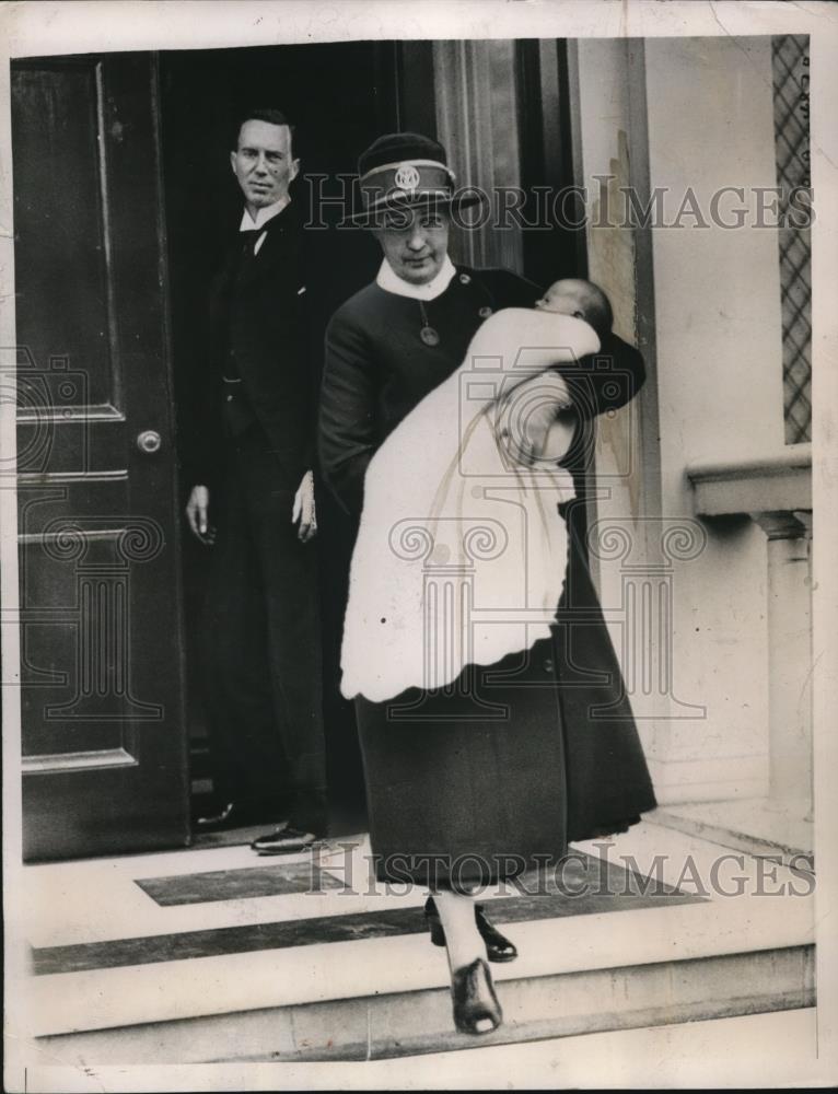 1935 Press Photo Baby son of Duke &amp; Duchess of Kent &amp; nurse at Belgrave Square - Historic Images