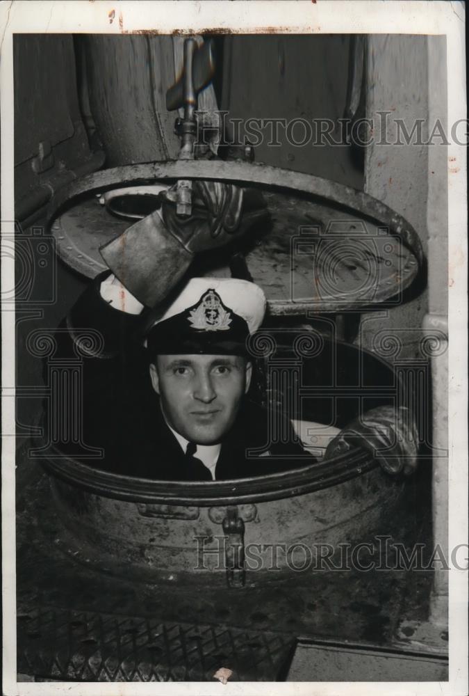 1940 Press Photo Chief engineer on inspection tour of Canadian destroyer - Historic Images
