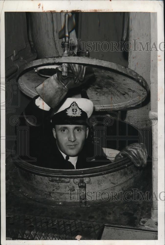 1940 Press Photo Chief engineer on inspection tour of Canadian destroyer - Historic Images