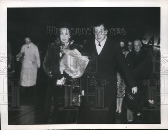 1946 Press Photo of Prince Don Juan and his wife arriving in Lisbon. - Historic Images