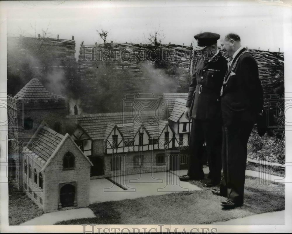 1956 Press Photo of R-L Alderman F.T. Hussey and Chief Fire Officer C.P. Kitchin - Historic Images