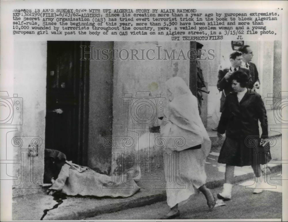 1962 Press Photo Moslem Woman and European Girl Walk Past AOS Victim in Algiers - Historic Images