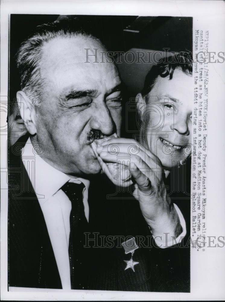 1962 Press Photo Soviet Deputy Premier Anastas Mikoyan relishes his hotdog - Historic Images