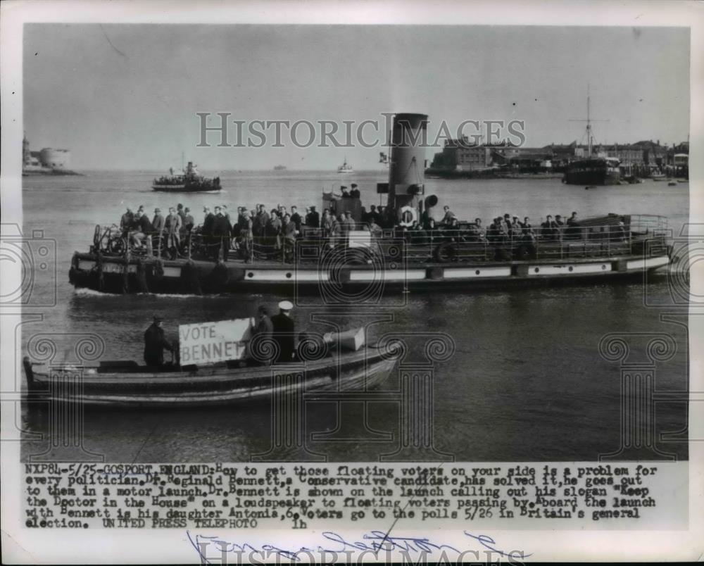 1955 Press Photo Campaigning Via Water for Dr Reginald Bennett in England - Historic Images