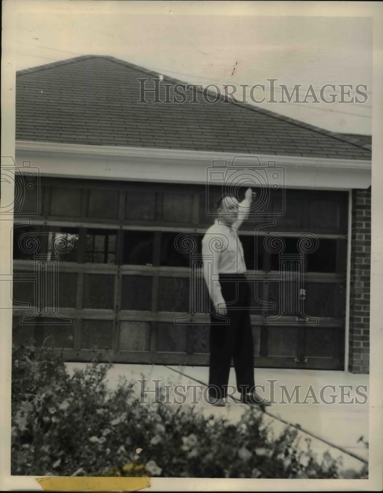 1948 Press Photo Louis Kacic Points Out Bullet Hole in Garage, Brooklyn - Historic Images