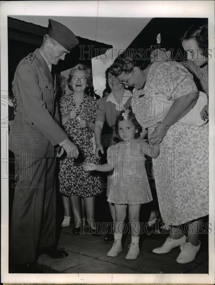 1945 Press Photo Vice Aom Marc A. Mitsche, Lorne Johnson and Mrs Liselie - Historic Images