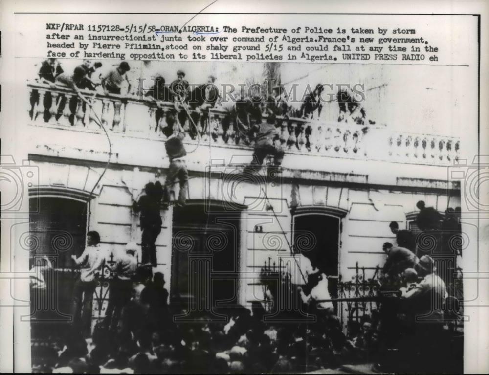 1958 Press Photo Oran, Alergria Prefecutre of Police is by stormed by protester - Historic Images