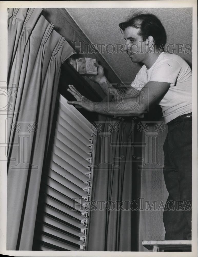 1951 Press Photo Joe Zingale spray bug powder at Cleveland home vs crickets - Historic Images