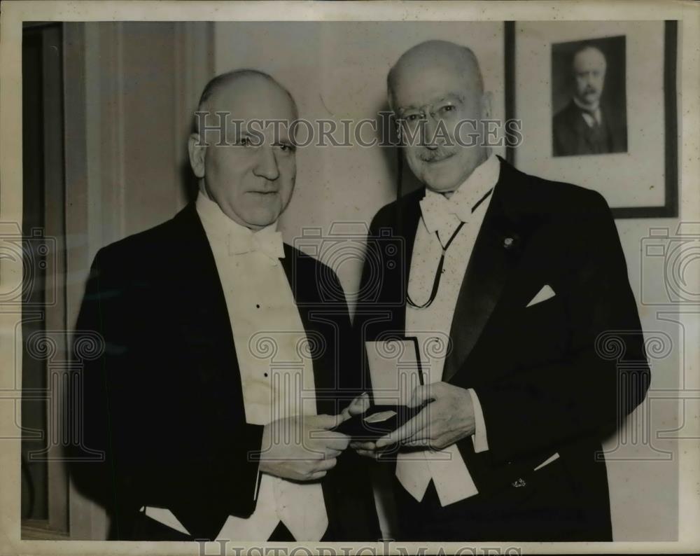 1937 Press Photo Dr.Donald Dexter Van Slyke and Prof.Marston Bogert - ned92615 - Historic Images