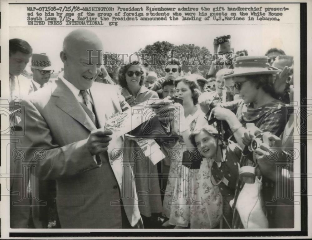 1958 Press Photo President Dwight D. Eisenhower Admires Gift Handkerchief - Historic Images