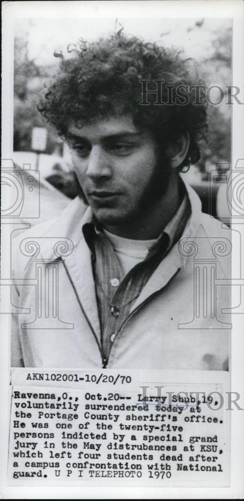 1970 Press Photo Larry Shub of KSU Riots Surrenders to Police at Ravenna Ohio - Historic Images