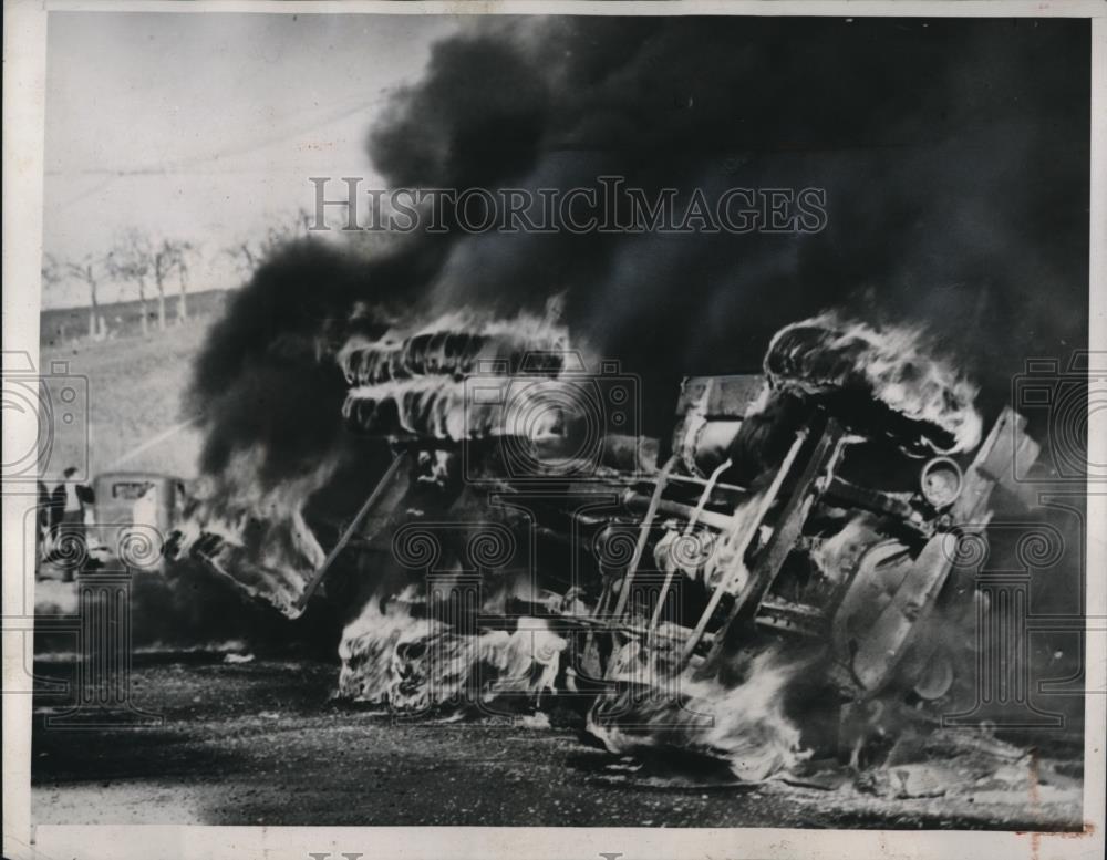 1938 Press Photo Fuel oil truck overturns and burst into flames Everett, Wash. - Historic Images