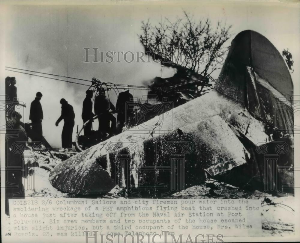 1938 Press Photo Columbus Sailors and city firemen pour water onto wreckage - Historic Images