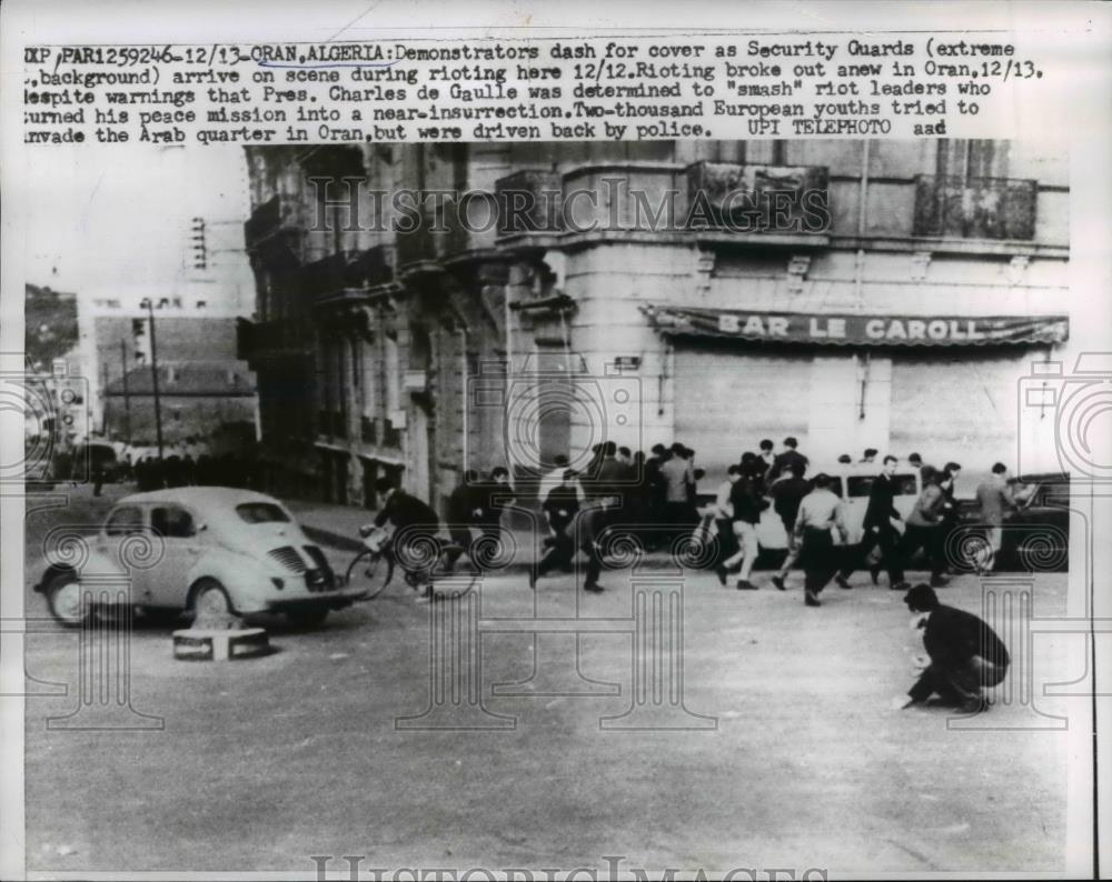 1960 Press Photo Oran, Alergria Demonstrator run as security guards appear - Historic Images