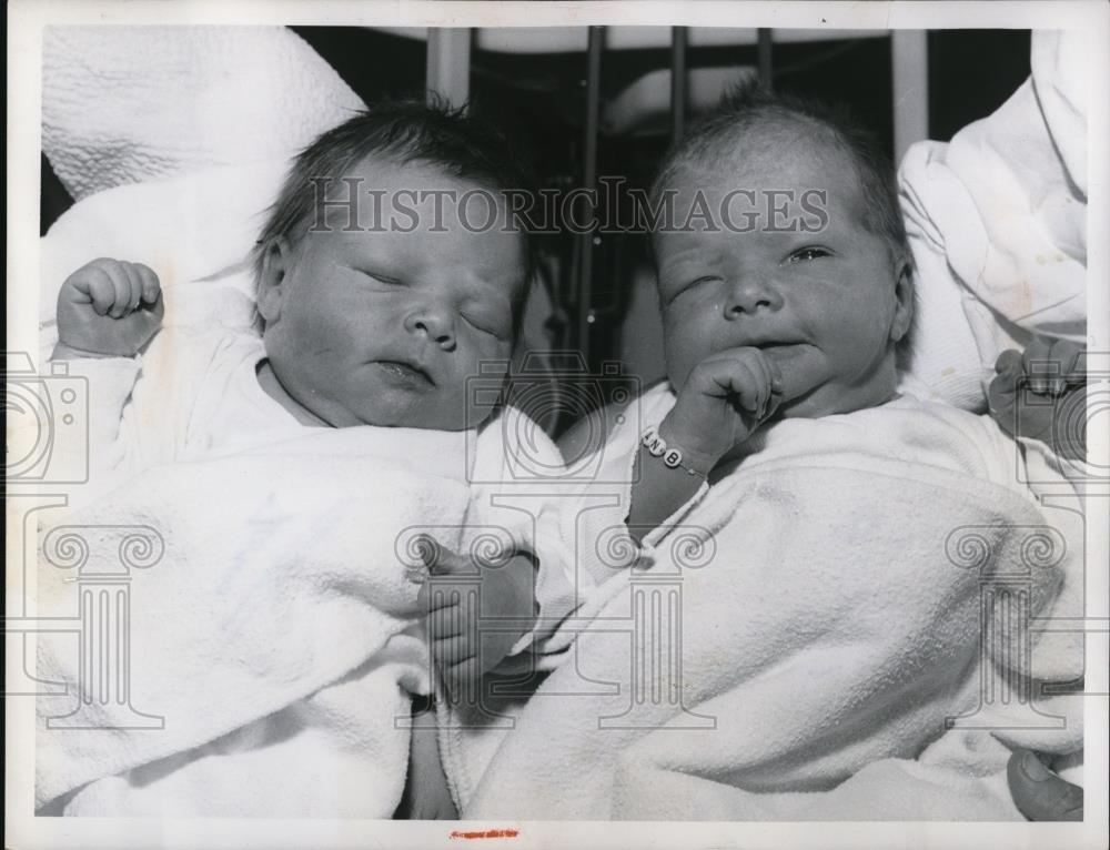 1957 Press Photo Cleveland Ohio Cheryl &amp; Carol Okren twins - Historic Images