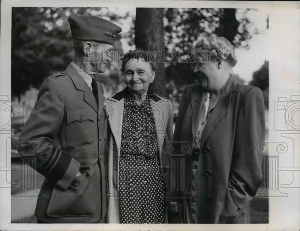 1945 Press Photo Vice Adm Marc A. Mitscher, Mrs. Oscare A. Mitchscher and wife - Historic Images