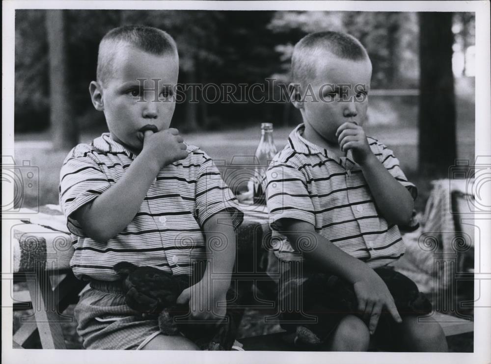 1958 Press Photo Cleveland Ohio twins Bruce &amp; Norman Jentner - Historic Images