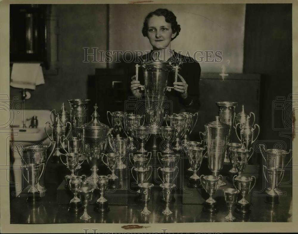 1934 Press Photo Miss Florence Langer Age 21 With Bridge Trophies - Historic Images