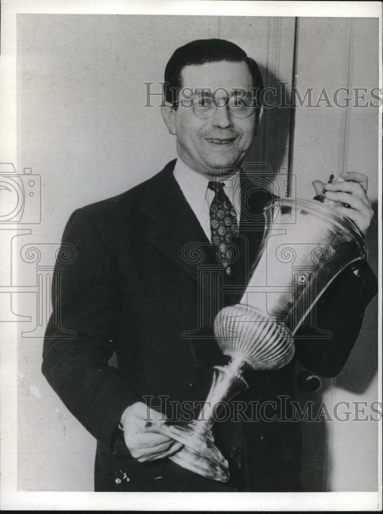 1943 Press Photo Harry Fishbein with a Bridge tourny trophy - Historic Images