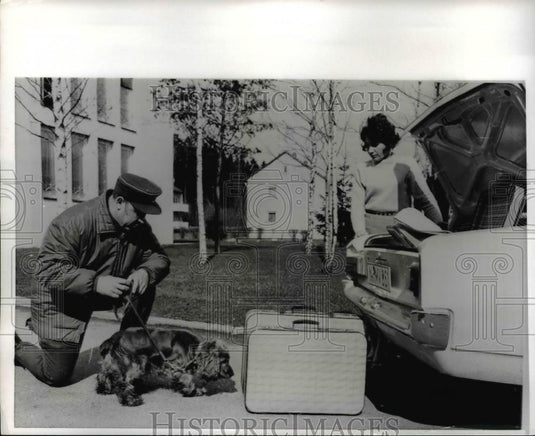 1970 Press Photo Neuendettelsau Germany customs officer checks luggage with dog - Historic Images