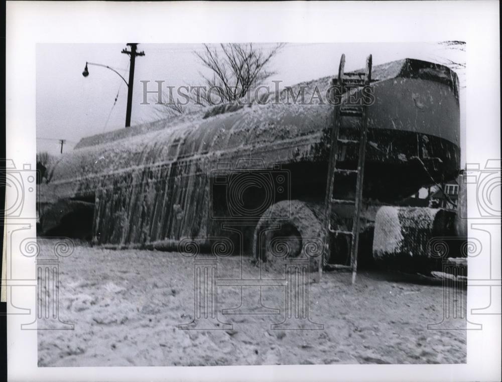 1963 Press Photo Cleveland Ohio burned wreck of gasoline tanker truck - Historic Images